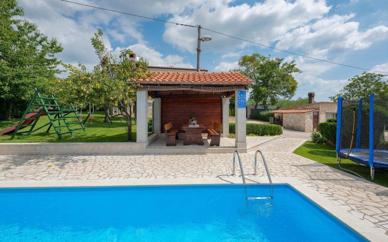 House Semy With Private Pool Villa พาซิน ภายนอก รูปภาพ