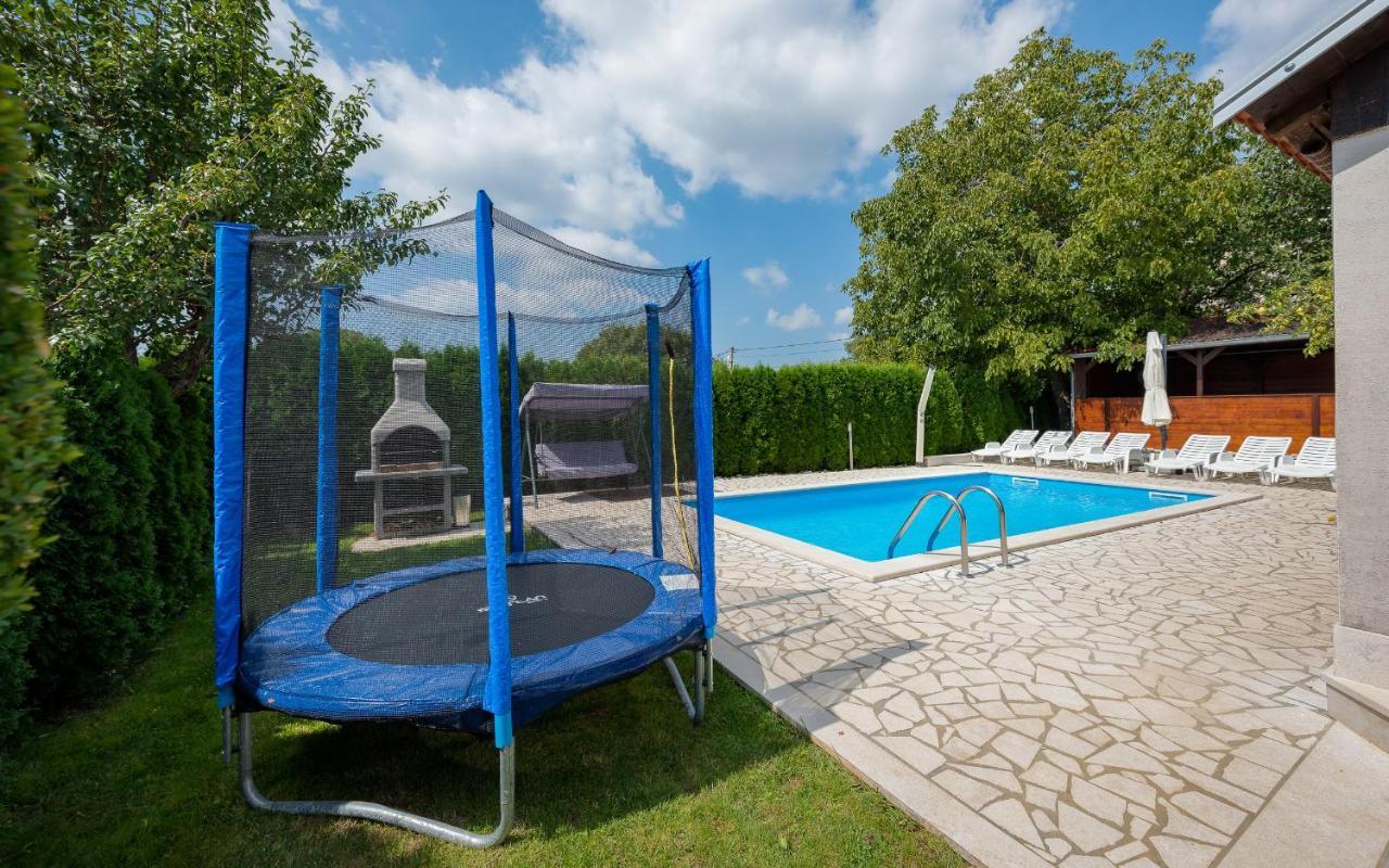 House Semy With Private Pool Villa พาซิน ภายนอก รูปภาพ