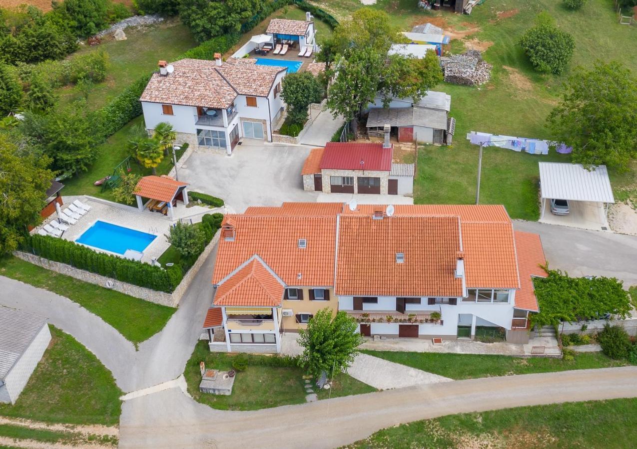 House Semy With Private Pool Villa พาซิน ภายนอก รูปภาพ