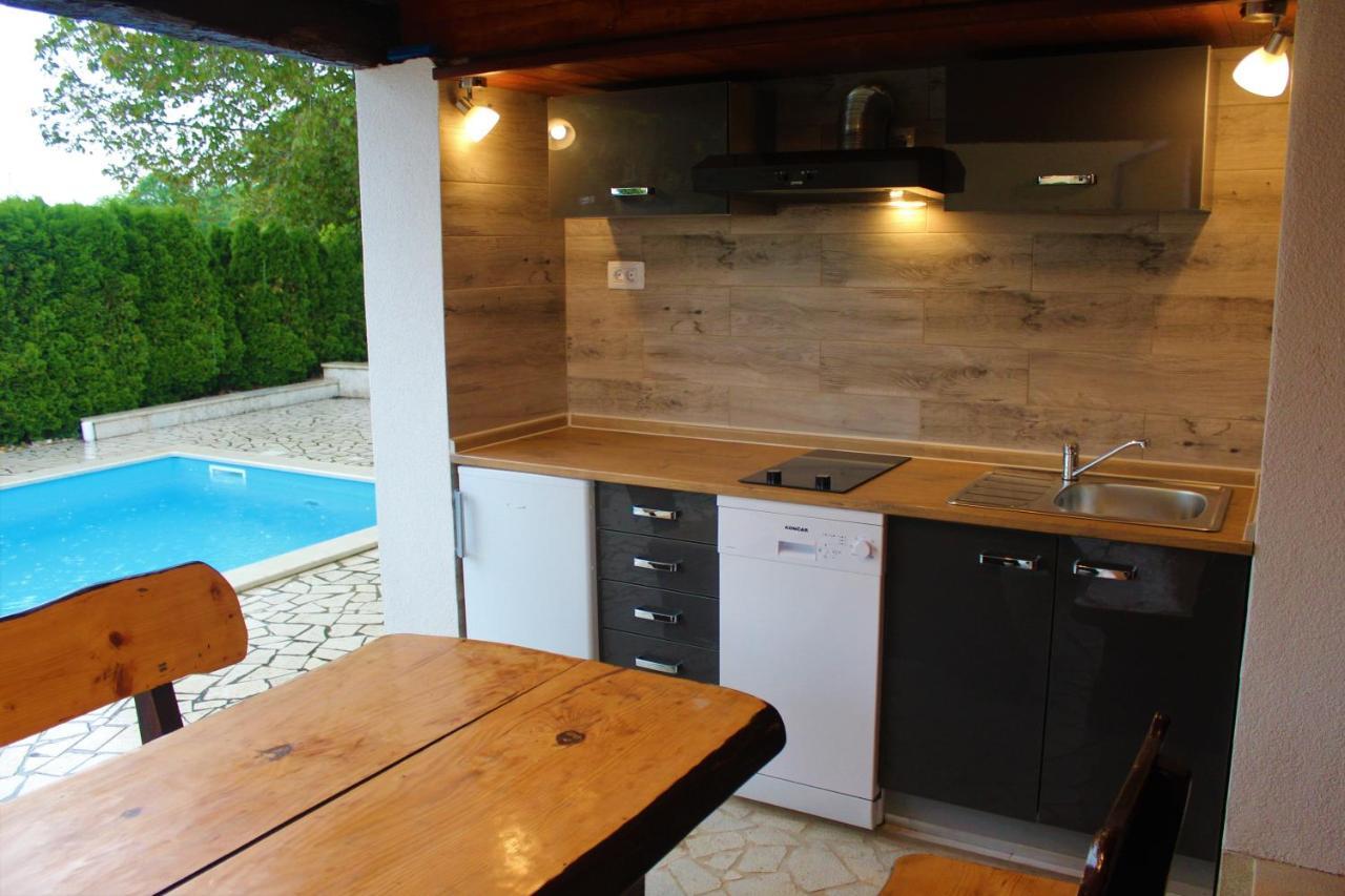 House Semy With Private Pool Villa พาซิน ภายนอก รูปภาพ