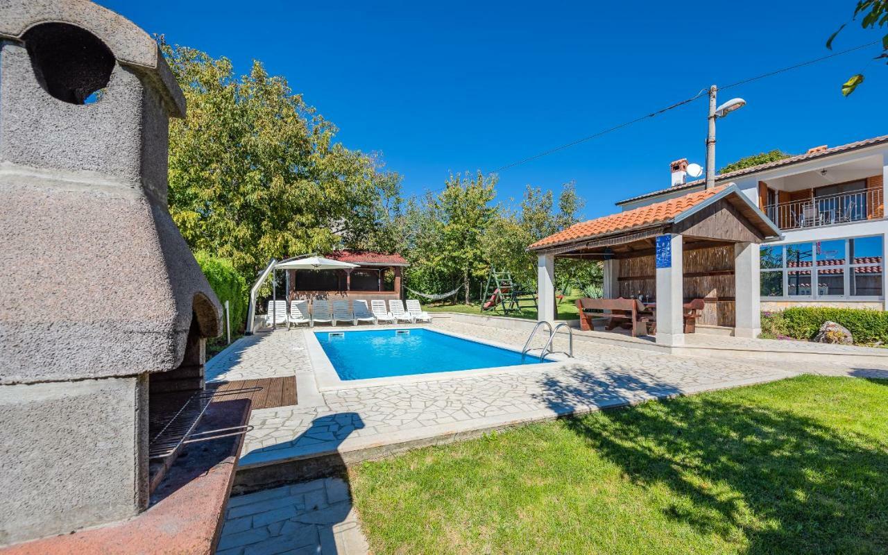 House Semy With Private Pool Villa พาซิน ภายนอก รูปภาพ